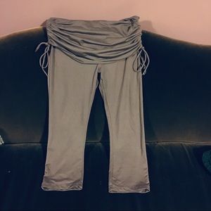 Capri leggings with ruching on attached skirt